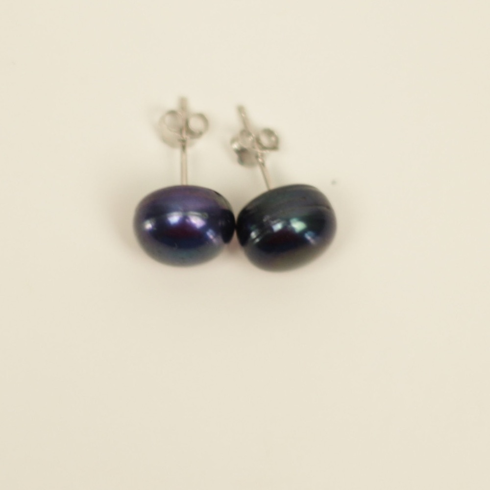 🐷 Blue freshwater pearl stud earrings